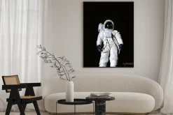 Plakat: Astronauta na czarnym tle