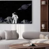 Plakat: Astronauta na powierzchni księżyca
