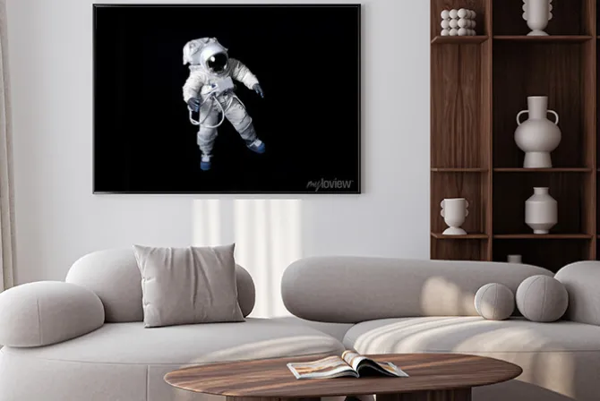 Plakat: Astronauta pływających na czarnym tle.