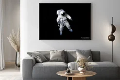 Plakat: Astronauta pływających na czarnym tle.