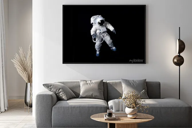 Plakat: Astronauta pływających na czarnym tle.