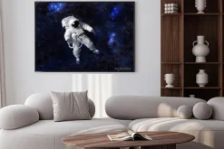 Plakat: Astronauta pływających w ciemnej przestrzeni.