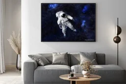 Plakat: Astronauta pływających w ciemnej przestrzeni.