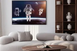 Plakat: Astronauta w przestrzeni kosmicznej na tle ziemi. elementy tego