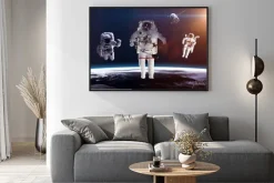 Plakat: Astronauta w przestrzeni kosmicznej na tle ziemi. elementy tego