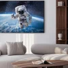 Plakat: Astronauta w przestrzeni kosmicznej z panoramą ziemi