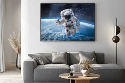 Plakat: Astronauta w przestrzeni kosmicznej z panoramą ziemi