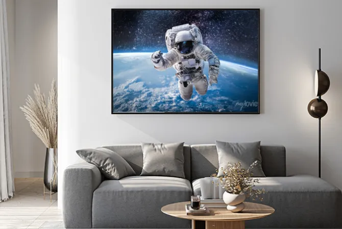 Plakat: Astronauta w przestrzeni kosmicznej z panoramą ziemi