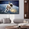 Plakat: Astronauta w przestrzeni kosmicznej z planety ziemia w tle. elementy