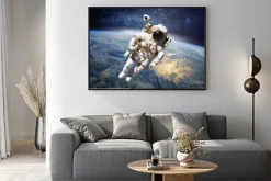 Plakat: Astronauta w przestrzeni kosmicznej z planety ziemia w tle. elementy