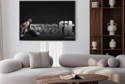 Plakat: Athletic młody człowiek podnoszenia oponę na czarnym tle motywacyjne