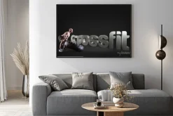 Plakat: Athletic młody człowiek podnoszenia oponę na czarnym tle motywacyjne