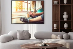 Plakat: Atrakcyjne blond kobieta z inteligentnego telefonu, odpoczynku