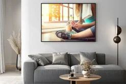 Plakat: Atrakcyjne blond kobieta z inteligentnego telefonu, odpoczynku