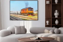 Plakat: Balast pociąg odchodził stoczni. tajlandia - sierpień 2013 tor