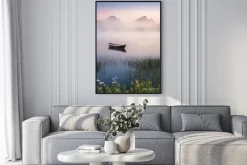 Plakat: Bardzo spokojna letnia noc z drewnianą łodzią i mgłą w lofotach