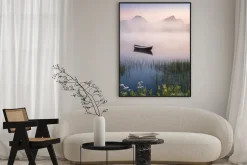 Plakat: Bardzo spokojna letnia noc z drewnianą łodzią i mgłą w lofotach