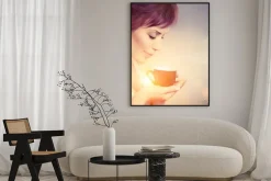 Plakat: Beautiful girl korzystających z kawy. kobieta z filiżanka gorącego