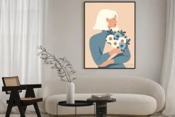Plakat: Beauty woman with blond hair holding a bouquet of spring flowers.