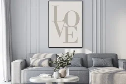 Plakat: Beżowy napis love w minimalistycznym stylu