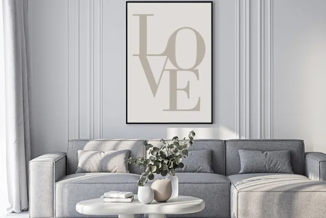Plakat: Beżowy napis love w minimalistycznym stylu