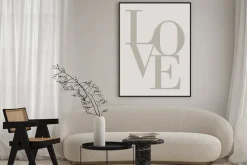 Plakat: Beżowy napis love w minimalistycznym stylu