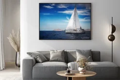 Plakat: Białe żagle jachtów na tle morza