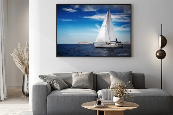 Plakat: Białe żagle jachtów na tle morza