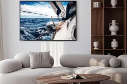 Plakat: Białe żagle jachtów na tle morza i nieba w chmurach