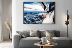 Plakat: Białe żagle jachtów na tle morza i nieba w chmurach