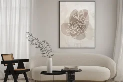 Plakat: Białe kwiaty w stylu lineart na akwarelowym beżowym tle