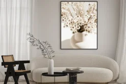 Plakat: Białe kwiaty w wazonie w stylu boho