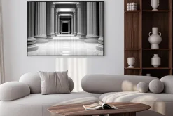 Plakat: Białe marmurowe filary w rzędzie wewnątrz budynku