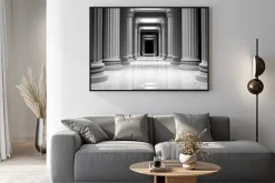 Plakat: Białe marmurowe filary w rzędzie wewnątrz budynku