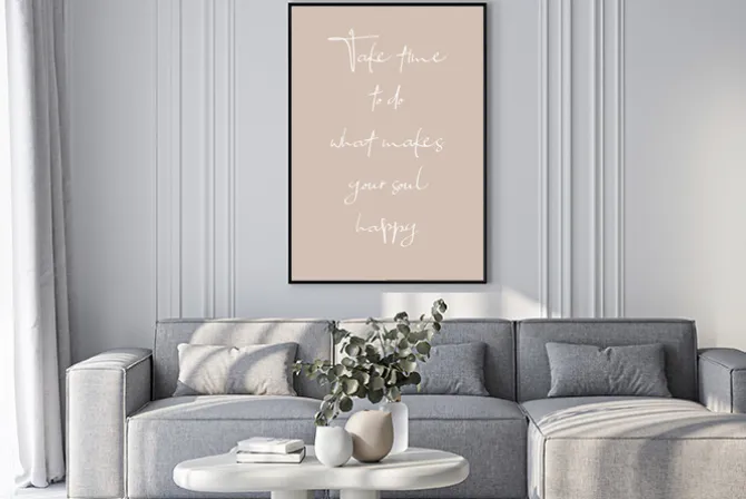 Plakat: Biały cytat na beżowym tle o szczęściu