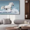 Plakat: Biały koń arabski prowadzony galop w fale w oceanie