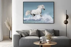 Plakat: Biały koń arabski prowadzony galop w fale w oceanie