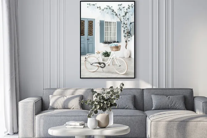 Plakat: Biały rower z niebieskimi kwiatami