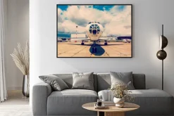 Plakat: Biały samolot na platformie