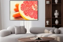 Plakat: Bliska świeżych soczystych grejpfrutów plaster na stole