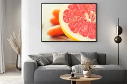 Plakat: Bliska świeżych soczystych grejpfrutów plaster na stole