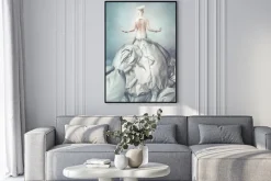 Plakat: Blond kobieta w wielkim szarej sukience z twórczego fryzurę