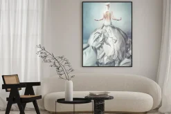 Plakat: Blond kobieta w wielkim szarej sukience z twórczego fryzurę