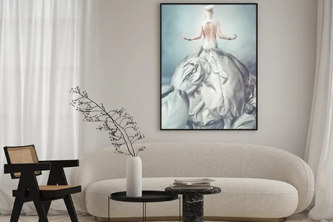 Plakat: Blond kobieta w wielkim szarej sukience z twórczego fryzurę