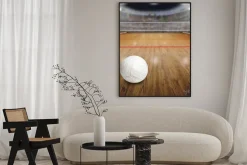 Plakat: Boisko do siatkówki z kulki na podłogi z drewna i kopia przestrzeń