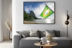 Plakat: Brazilian flag przy praia vermelha red beach z widokiem na wschód
