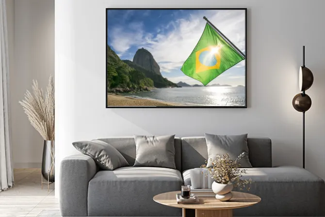 Plakat: Brazilian flag przy praia vermelha red beach z widokiem na wschód