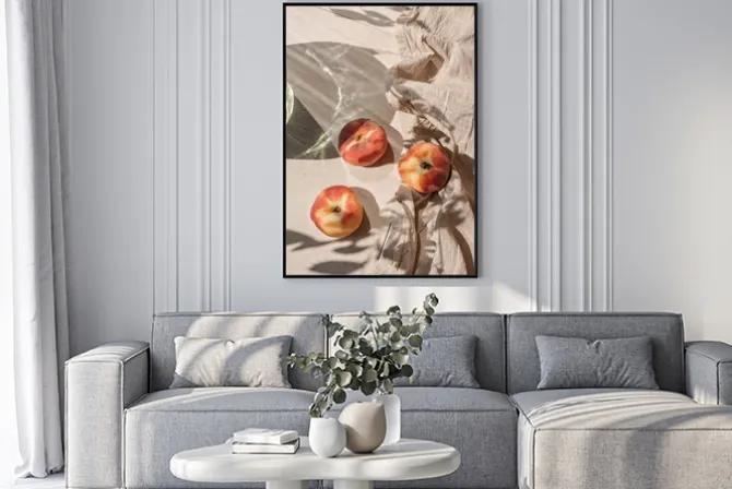 Plakat: Brzoskwinie w naturalnym świetle na lnianym tle