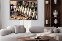 Plakat: Butelek wina na drewnianej półce.