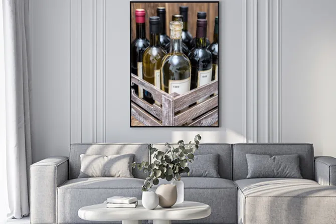 Plakat: Butelek wina w drewnianej skrzyni.